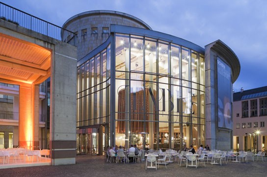 TABLE Café  Bar  Restaurant in der Schirn Kunsthalle Frankfurt Römerberg