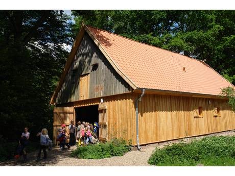 Scheune am Bach auf NABU Gut Sunder