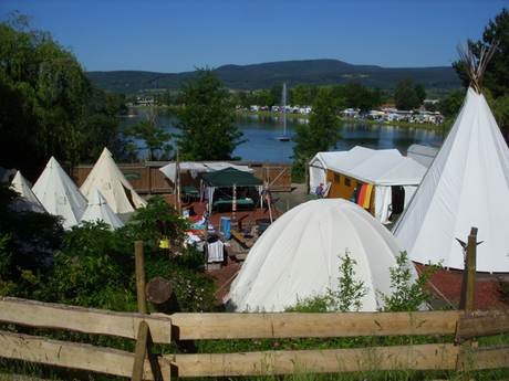 Blockhütten-Tipi-Camp