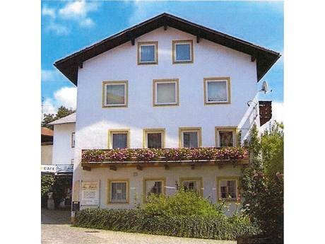 Gruppenhaus am Bach