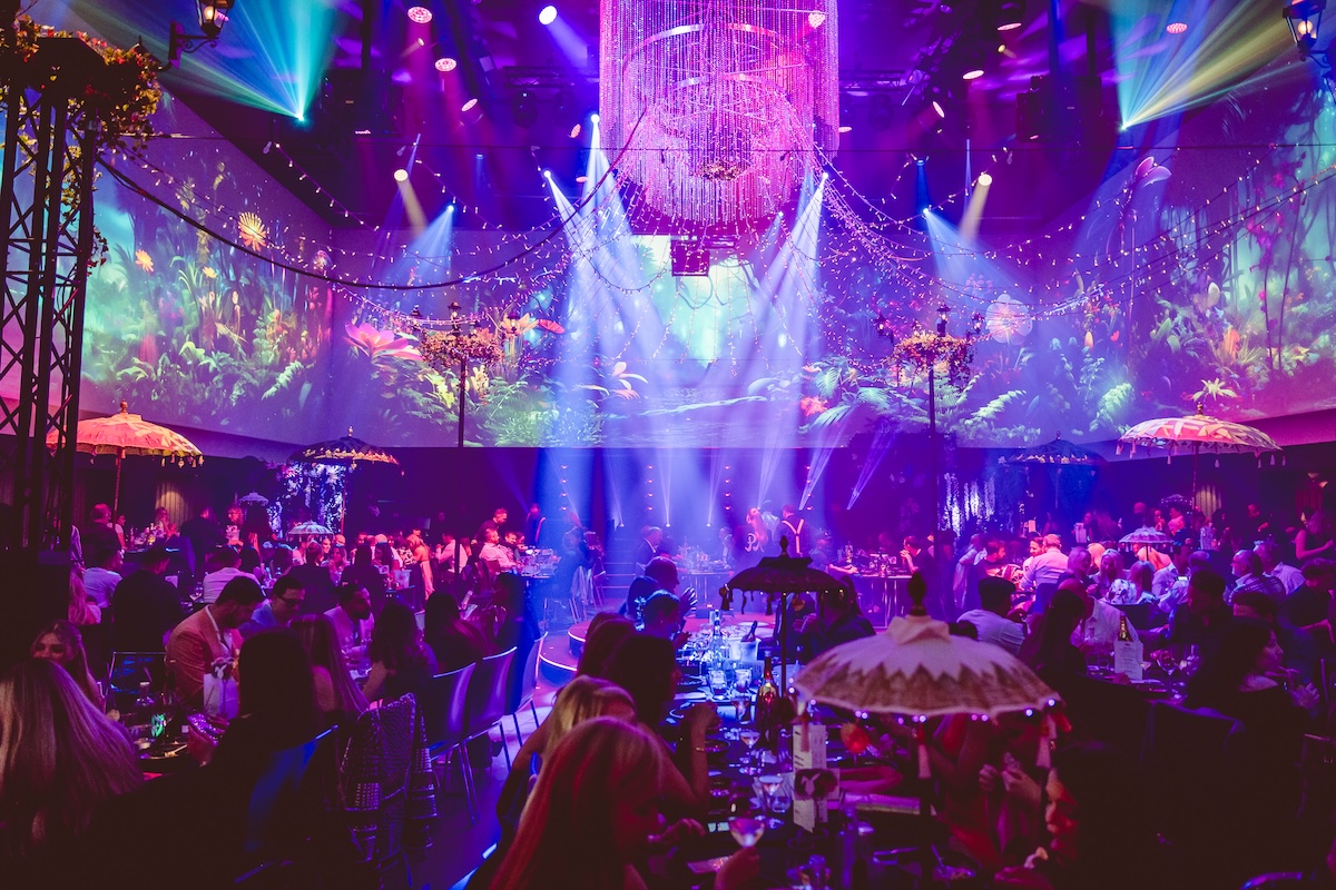 Pink Rabbit Show mit Gäste am Tisch, die die Show beim Essen bestaunen