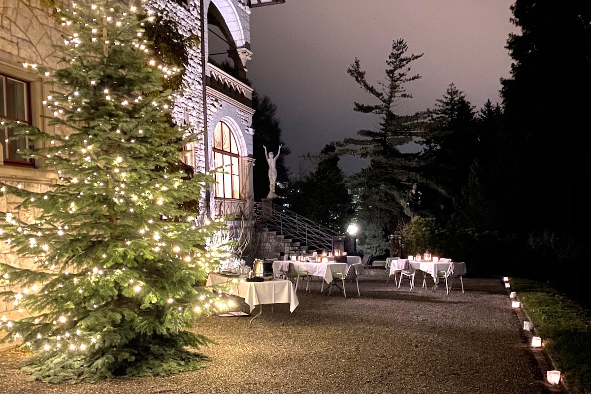 Lichterzauber im Garten der Villa Boveri mit Tischen und Weihnachtsbaum